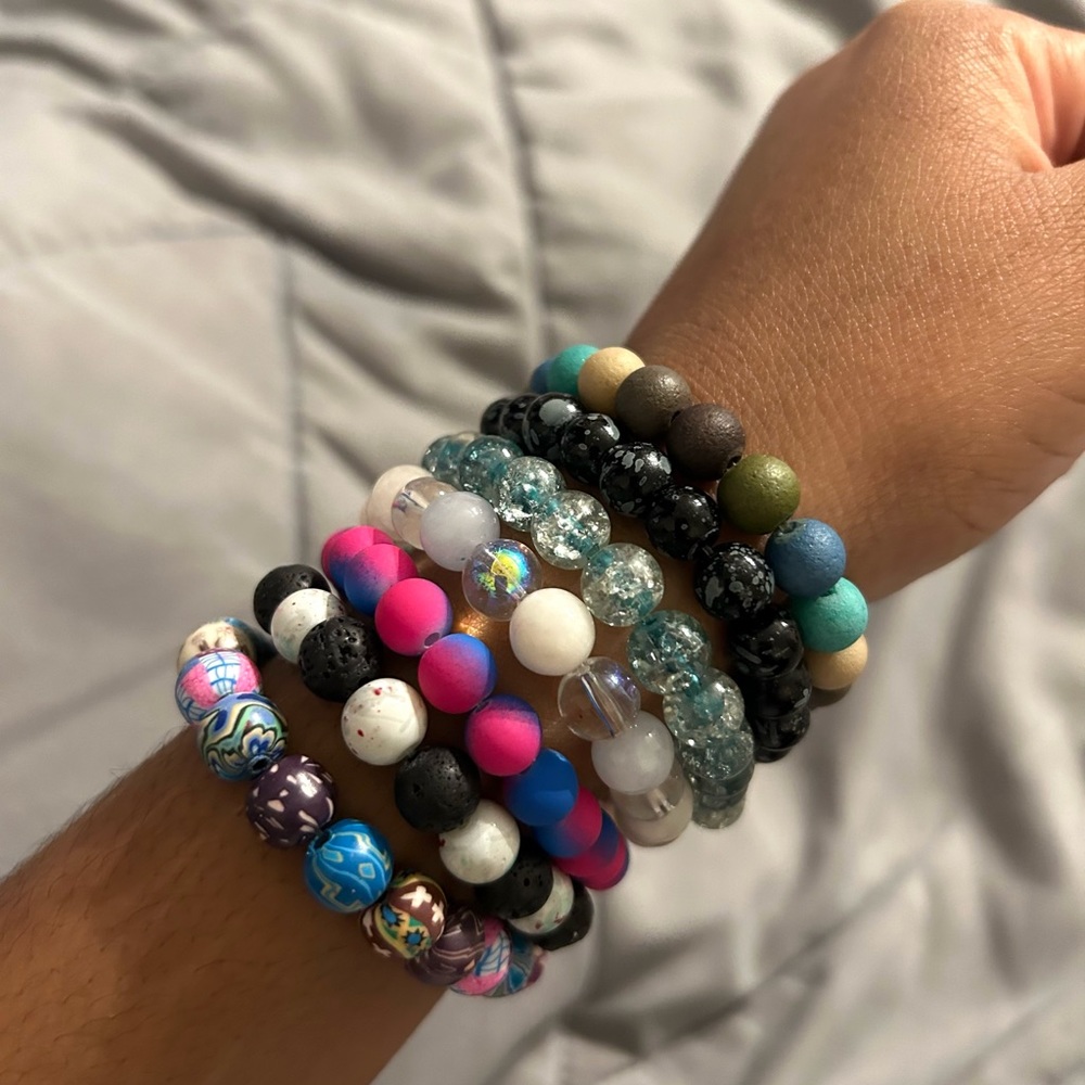 I wanted to try selling bracelets/bangles as start. - Picture 1 of 8